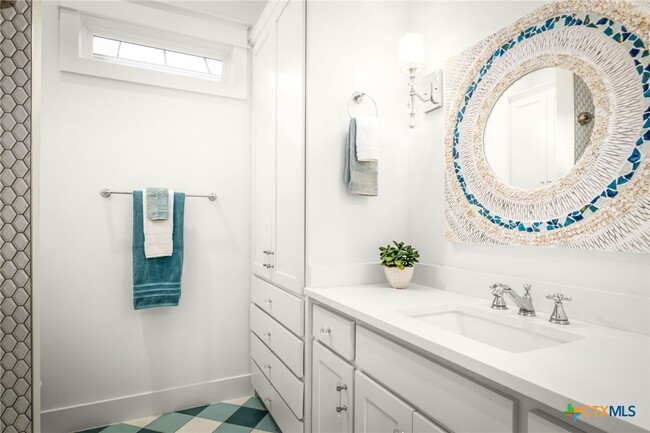 Building Photo - 653 Center Green