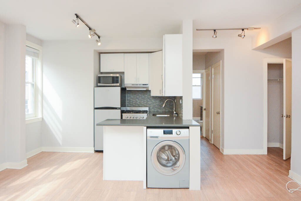 Building Photo - 511 W Belmont Ave