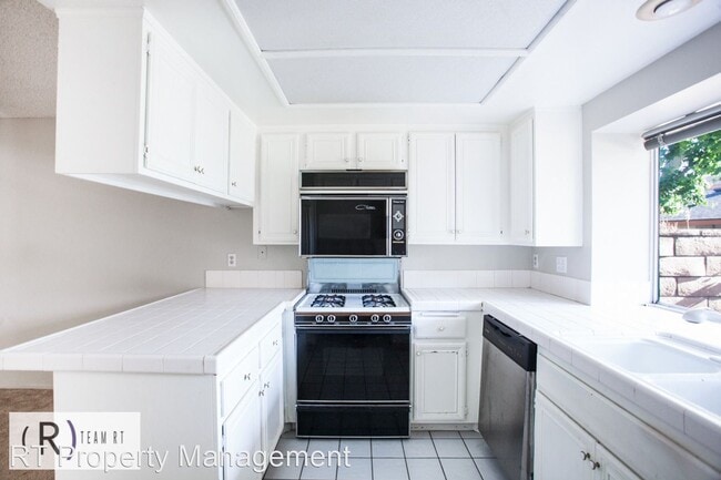 Building Photo - 2 br, 2.5 bath House - Cedar Pointe