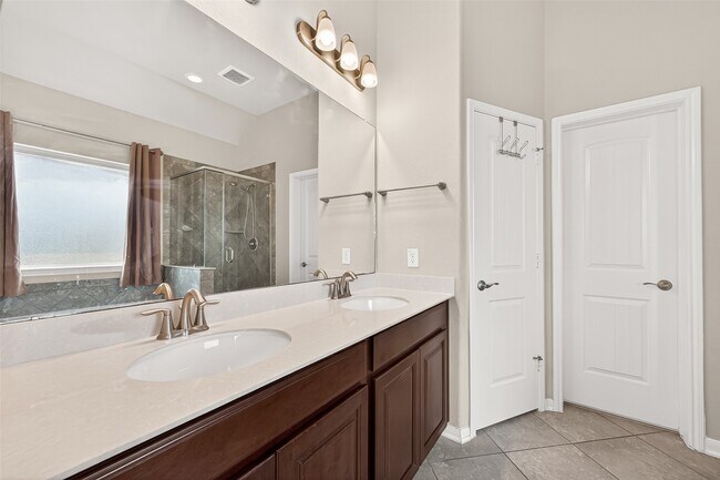 Building Photo - 24527 Royal Pike Dr