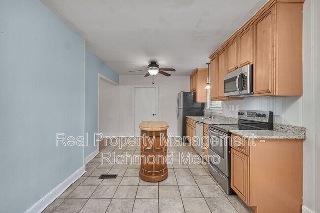 Building Photo - 7421 Dell Dr