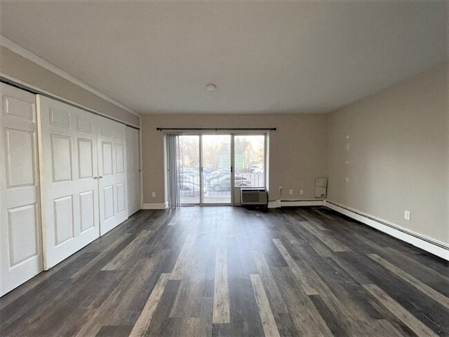 Building Photo - 625 Main St