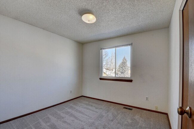 Building Photo - 4 bedroom, 3 bath home with 2 car garage