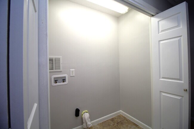 Building Photo - Gulf Breeze Rental: 3 Bedroom Brick Home w...