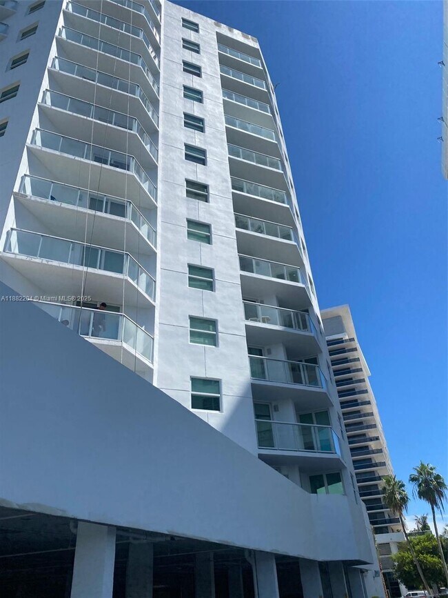 Primary Photo - 5880 Collins Ave