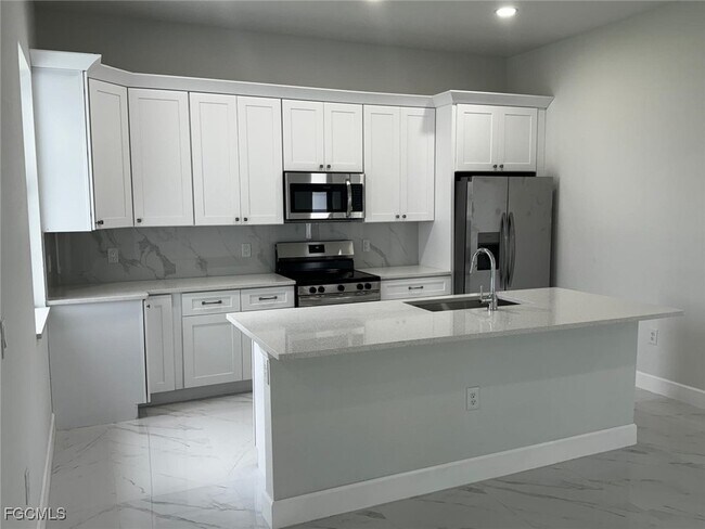 Building Photo - 1005 SW 11th Ct