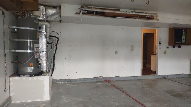 Building Photo - 1617 Oakview Dr