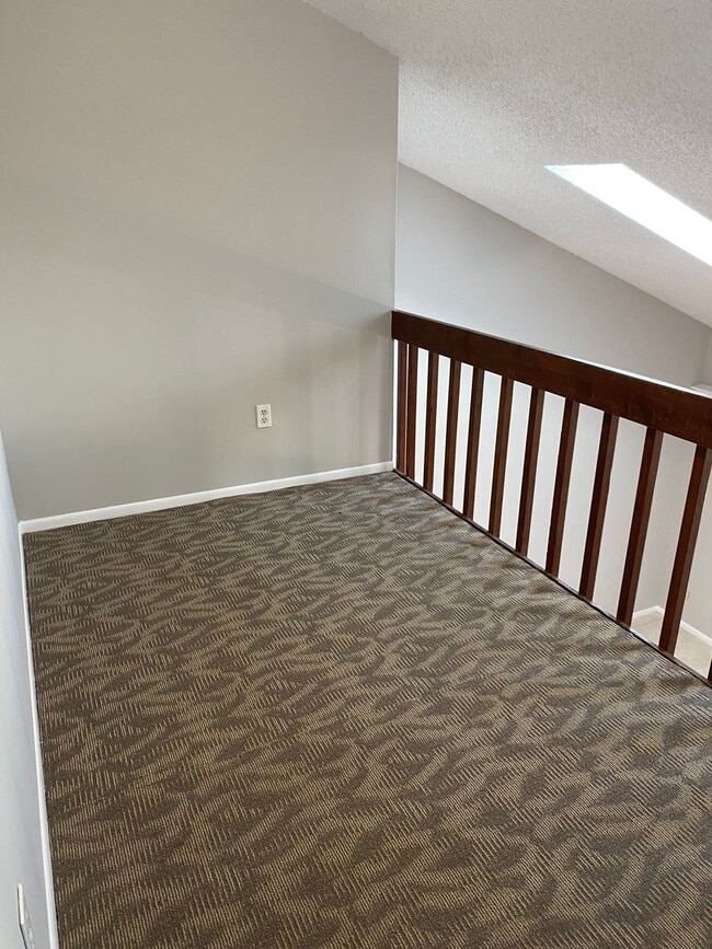 Building Photo - 2 bedroom + loft, 2 bathroom townhome near UCF