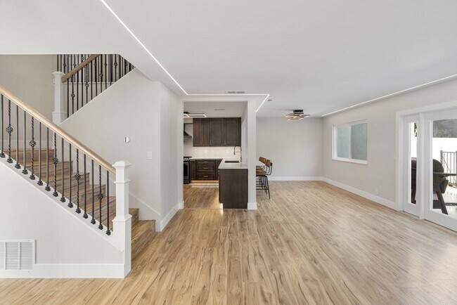 Building Photo - **Special** Bright spacious 3 bedroom 2 ba...