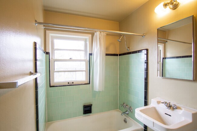 Building Photo - Fabulous Nob Hill 1Bdr Corner Apartment in Courtyard Building!