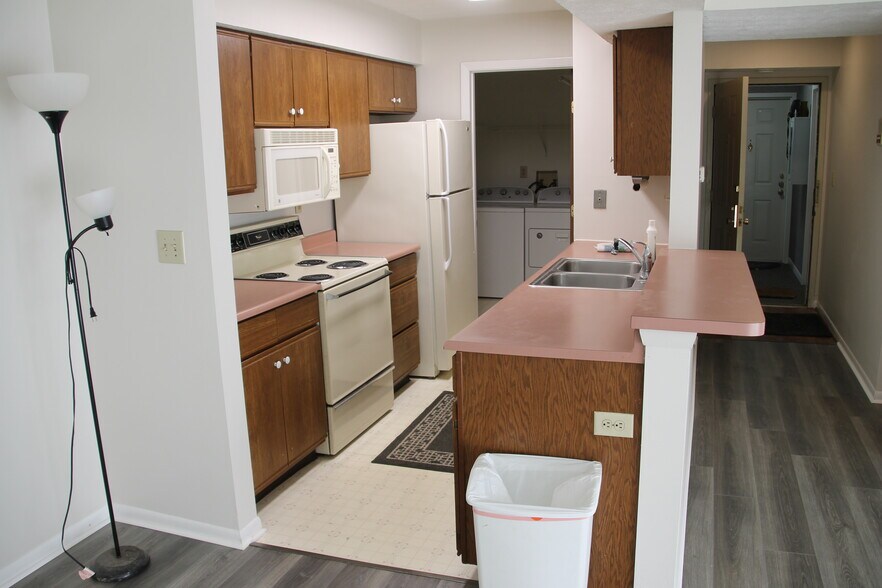Kitchen, hall and laundry - 1411 Lake Pointe Way