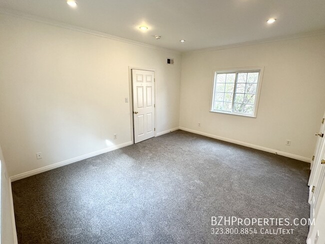 Building Photo - Lovely 2 Bedroom in Hollywood