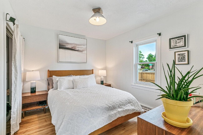 Building Photo - $2,595, 3-bed, 2-bath, located in Denver w...