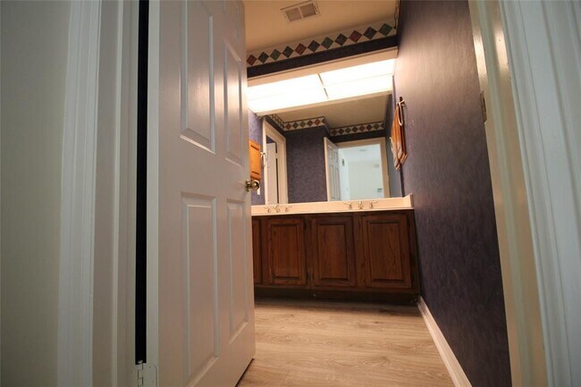 Building Photo - 1454 Forest Home Dr