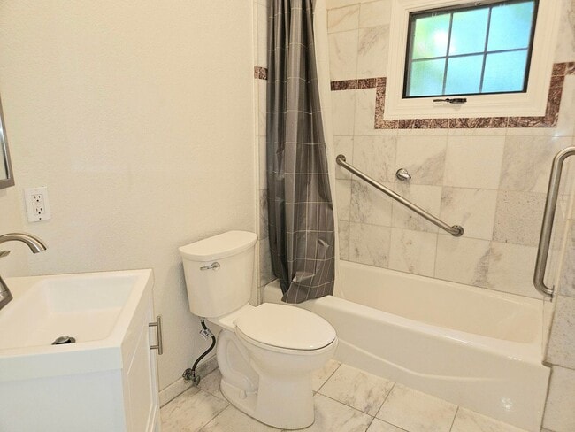 Building Photo - Stunning 4 Bed 3 Bath Naglee Park Home Nes...