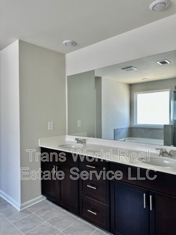Building Photo - 5950 Green Ash Ct