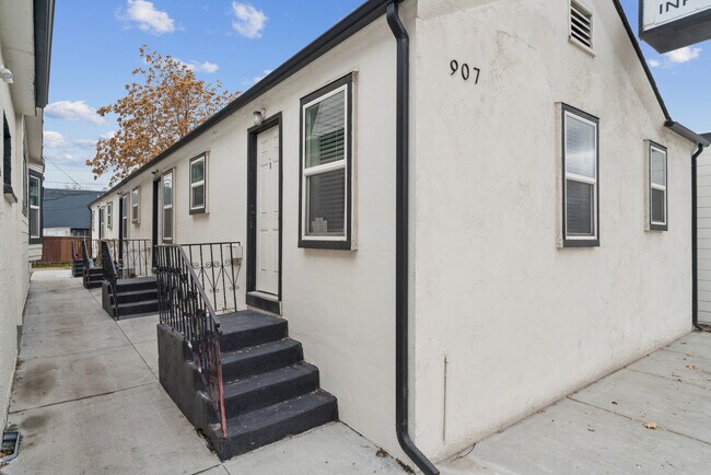 Building Photo - 907