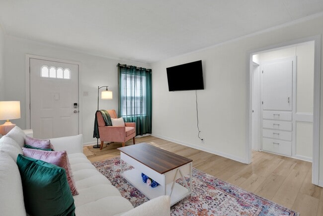 Building Photo - 812 E Olmstead Ave