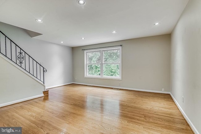Building Photo - 260 Burgess Ave