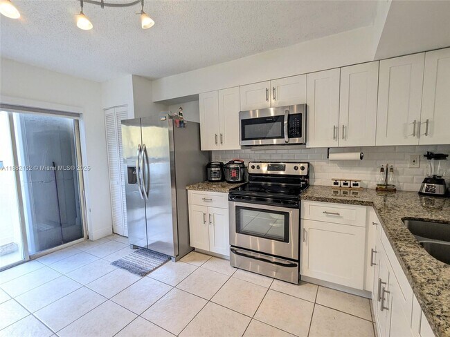 Building Photo - 8249 SW 149th Ct