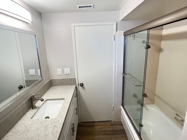 Building Photo - Wonderfully Upgraded 3 Bed 2 Bath Garden G...