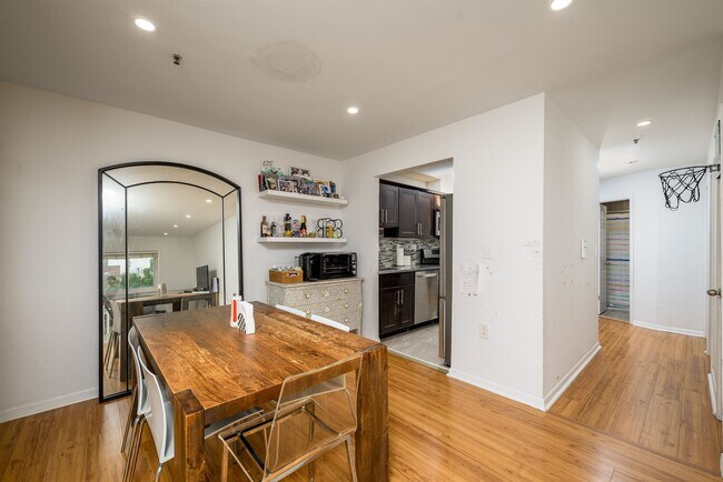 Building Photo - 476 Monmouth St