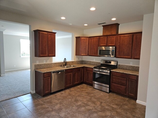 Building Photo - 4 BED 2.5 BATH WITH LARGE BONUS ROOM & GARAGE