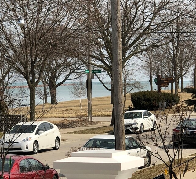 Building Photo - 2727 S Shore Dr