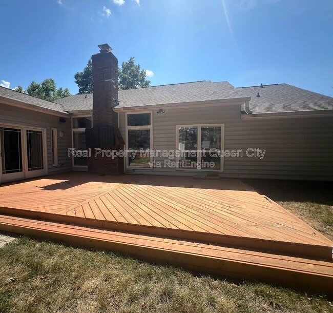 Building Photo - 3910 Armitage Dr