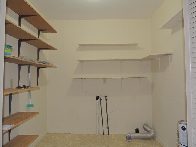 Building Photo - 2316 Rodgers Dr NE