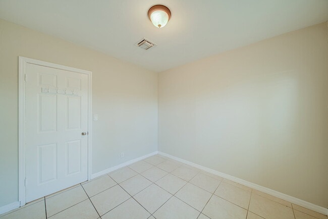 Building Photo - 917 NE 164th St