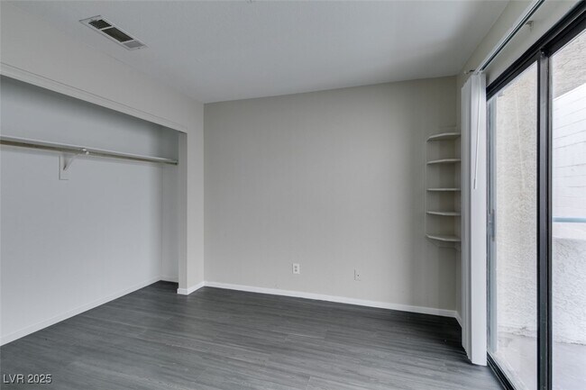 Building Photo - 820 N Sloan Ln