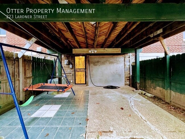 Building Photo - 223 Lardner St