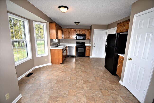 Building Photo - 3 Bedroom Pet Friendly Home For Rent!