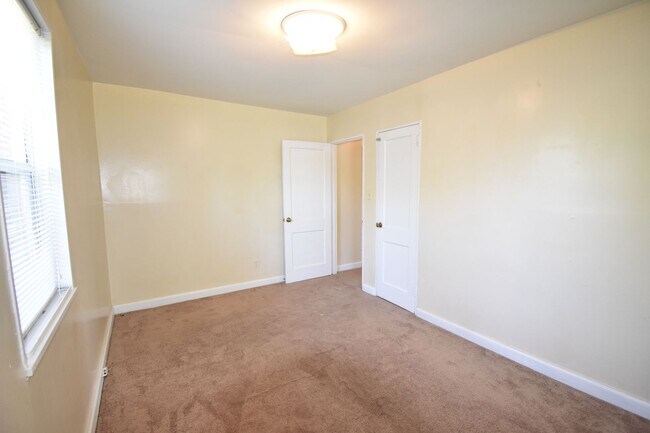 Building Photo - 486 McBain Dr
