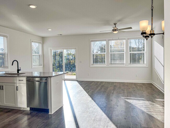 Building Photo - 1222 Westgate Vlg Dr