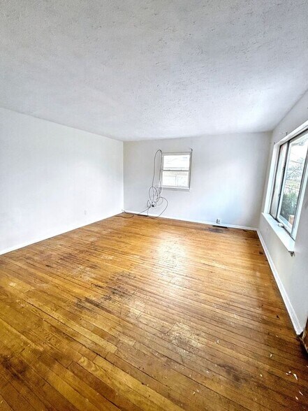 Building Photo - 4737 E 174th St
