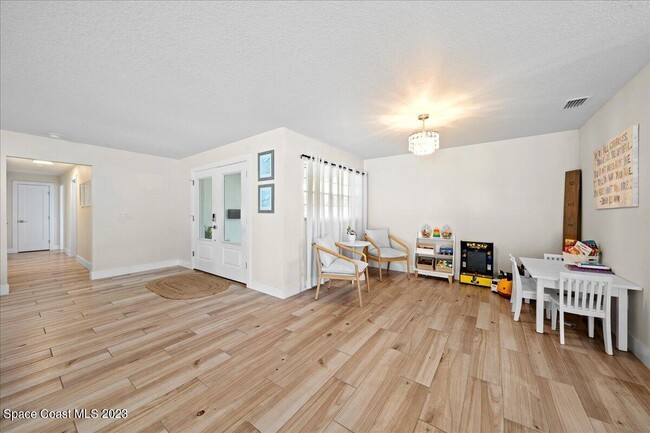 Building Photo - 555 Norwood Ct