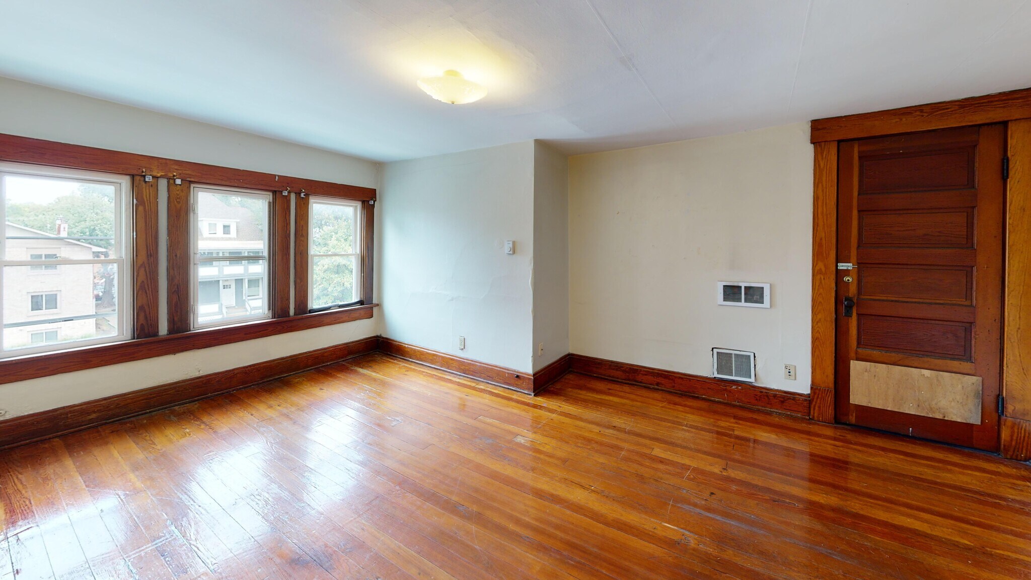 Building Photo - 155 E 13th Ave