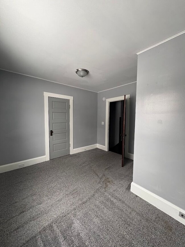 Building Photo - Large 3 bedroom home for rent - Massillon