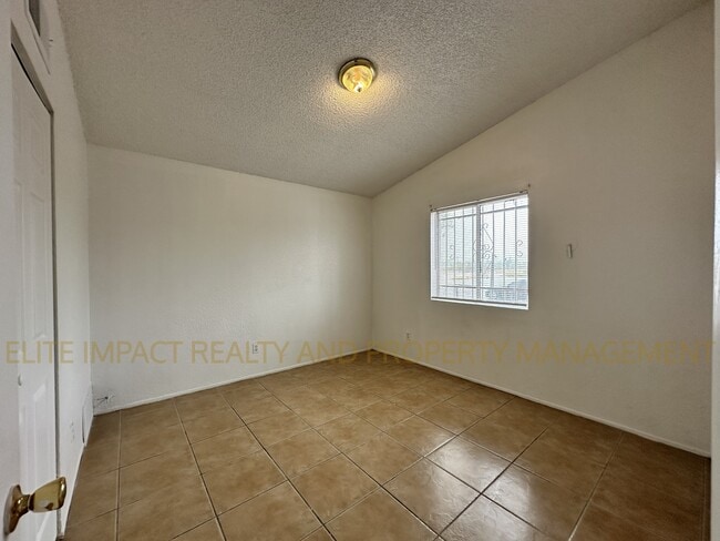 Building Photo - 423 E Thoroughbred St