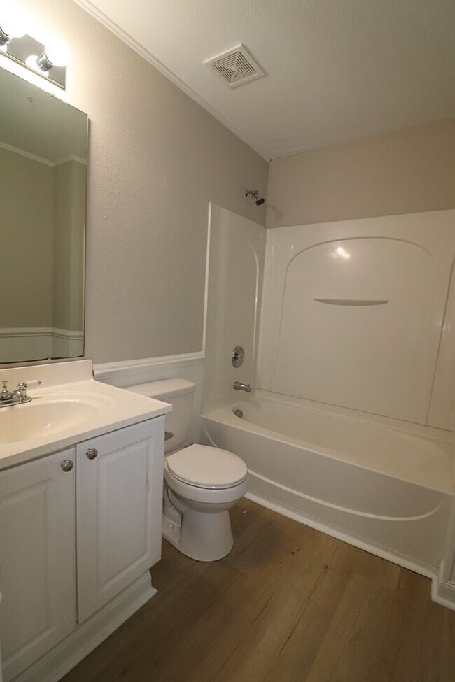 Building Photo - Location! Location! 3 bedroom End Unit Tow...