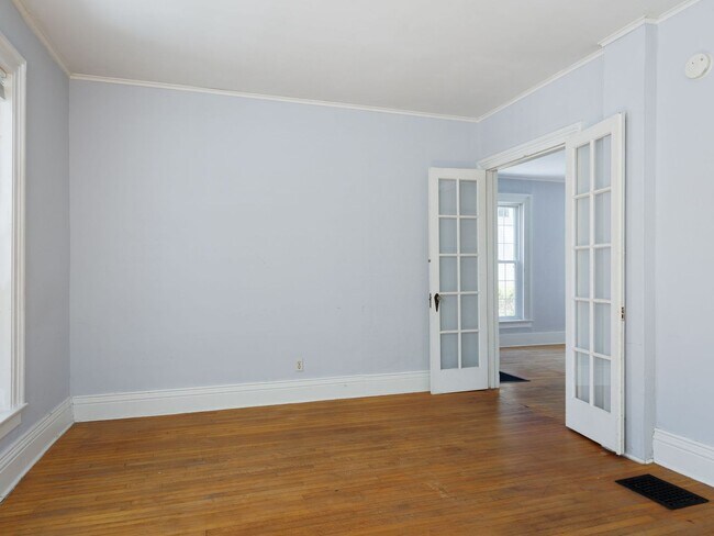 Building Photo - Charming and spacious 4-bedroom, 2 full ba...