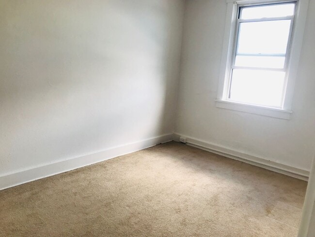 Building Photo - Available October 22, 2025, Lease will end...