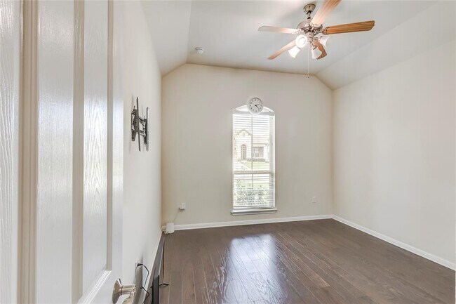 Building Photo - 923 Kingston Pl