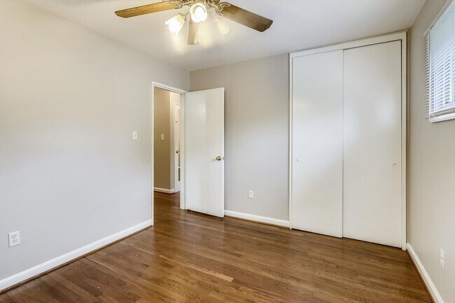 Building Photo - Updated and Ready for Move In