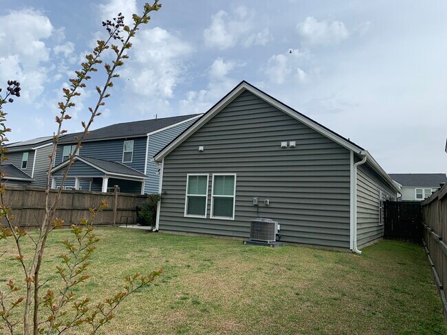 Building Photo - 221 Pink Azalea St