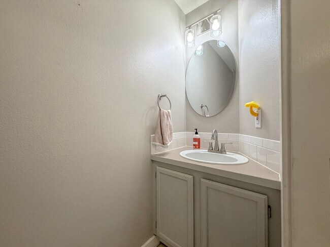 Building Photo - 2 bed/2.5 bath Townhome with Bonus Loft Space in North Seattle, $2,800/mo.