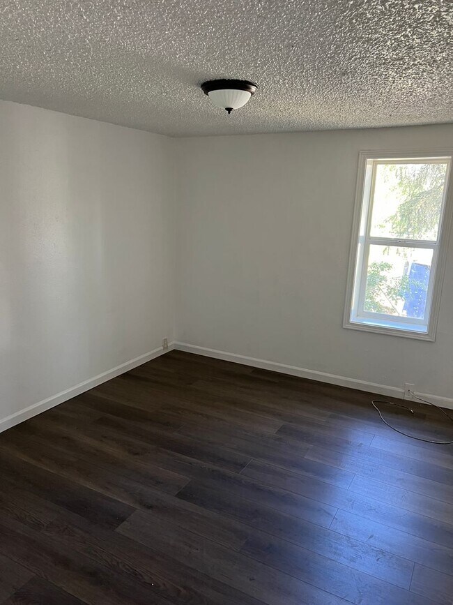 Building Photo - 3 Bedroom, 1 Bathroom Home
