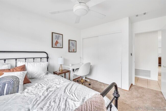 Building Photo - 17052 Bernardo Oaks Dr